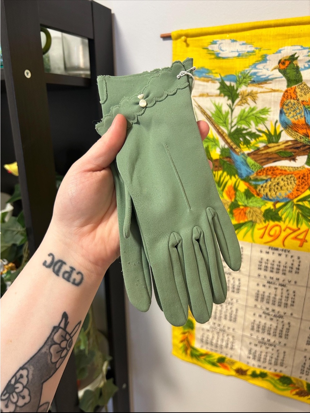 Vintage Classic Scalloped-Edge Women's Gloves in Sage Green
